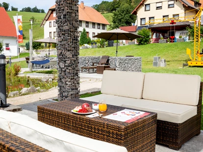 Familienhotel - Pools: Innenpool - Freiburg im Breisgau - Garten - Familotel Engel