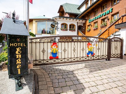 Familienhotel - Verpflegung: alkoholfreie Getränke ganztags inklusive - Schwarzwald - Eingang - Familotel Engel