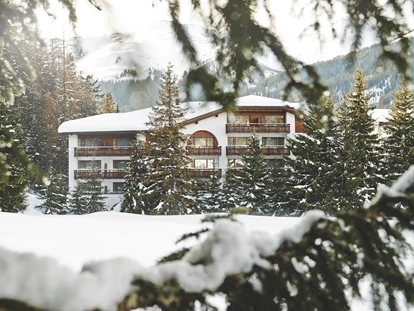 Familienhotel - WLAN - Flims Waldhaus - Aussenansicht Winter - Hotel Waldhuus Davos