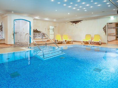 Familienhotel - Bad Hindelang - Schwimmbad im Wellnessbereich - Viktoria Hotels, Fewos, Chalets & SPA