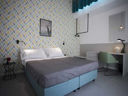 Familienhotel - Pools: Außenpool nicht beheizt - Peschiera del Garda - Schlafzimmer mit Doppelbett - SISAN Family Resort