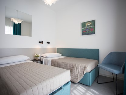 Familienhotel - Einzelzimmer mit Kinderbett - Italien - Kinderzimmer - SISAN Family Resort