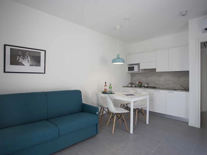 Familienhotel - Umgebungsschwerpunkt: Berg - Gardasee - Verona - Wohnzimmer mit Küche - SISAN Family Resort