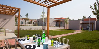 Familienhotel - Verpflegung: Halbpension - Gardasee - Verona - Patio mit Blick auf den Garten. Einige Dreizimmer-Appartements befinden sich im ersten Stock und bieten eine Terrasse. - SISAN Family Resort