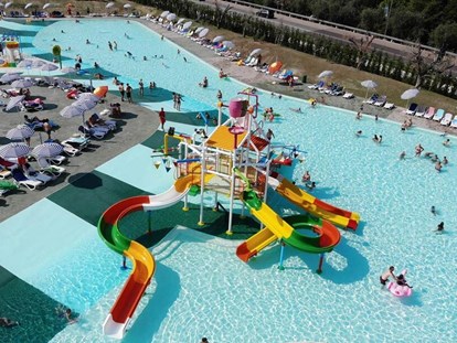 Familienhotel - Pools: Außenpool nicht beheizt - Castelnuovo Del Garda - Lagunenpool mit Wasserpark - SISAN Family Resort