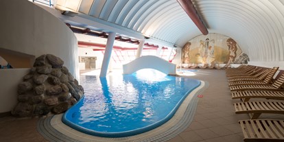 Familienhotel - Pools: Innenpool - Kössen - Schwimmbad - Family Hotel Schloss Rosenegg