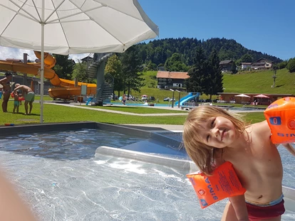 Familienhotel - Preisniveau: moderat - Hochkrumbach - Schwimmbad in Hittisau - 5 min vom Hotel. Gratis mit Bregenzerwald Card. - Familienhotel & Gasthof Adler Lingenau