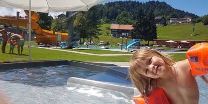 Familienhotel - Umgebungsschwerpunkt: Fluss - PLZ 6870 (Österreich) - Schwimmbad in Hittisau - 5 min vom Hotel. Gratis mit Bregenzerwald Card. - Familienhotel & Gasthof Adler Lingenau