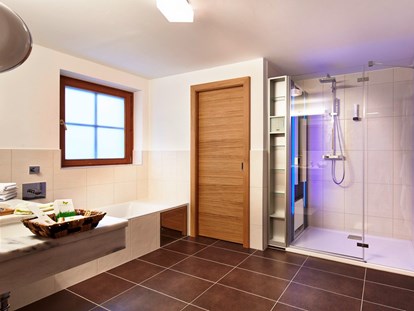 Familienhotel - Suiten mit extra Kinderzimmer - Suite Pinzgau - Badezimmer - Kinderhotel Felben