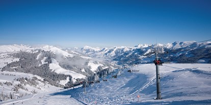 Familienhotel - Skikurs direkt beim Hotel - Das Schigebiet Kitzbühel mit Blick ins Tal Richtung Mittersill - Kinderhotel Felben