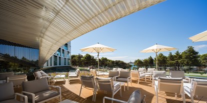 Familienhotel - Pools: Außenpool nicht beheizt - Kroatien - Sonnenterrasse Restaurant/Bar - Family Hotel Amarin