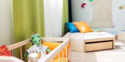 Familienhotel - Einzelzimmer mit Kinderbett - Erding - harry's home München Moosach