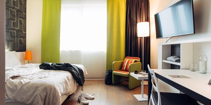 Familienhotel - Einzelzimmer mit Kinderbett - Erding - harry's home München Moosach