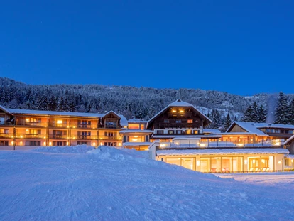 Familienhotel - ausschließlich Familien im Hotel - Neuschitz - Hotelansicht Winter - Familienresort & Kinderhotel Ramsi