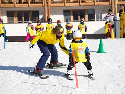 Familienhotel - Skikurs direkt beim Hotel - Unterkremsbrücke - Ramsi Skischule - Familienresort & Kinderhotel Ramsi