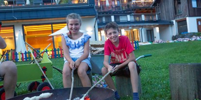 Familienhotel - Kinderbetreuung in Altersgruppen - PLZ 9582 (Österreich) - Lagerfeuer und Stockbrot backen - Familienresort & Kinderhotel Ramsi