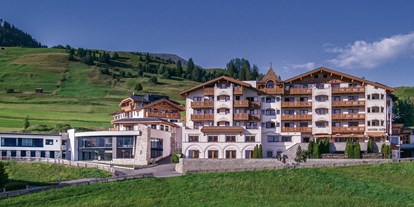 Familienhotel - Skikurs direkt beim Hotel - PLZ 6992 (Österreich) - Außenansicht Sommer - Leading Family Hotel Bär*****