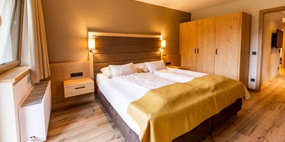 Familienhotel - Umgebungsschwerpunkt: Berg - Deutschland - Schlafzimmer Suite Schliersee - Das Bayrischzell Familotel Oberbayern