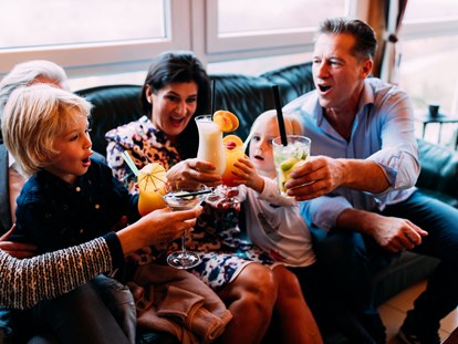 Familienhotel - Verpflegung: alkoholfreie Getränke ganztags inklusive - Ischgl - Wintergarten mit Cocktailbar - Pitzis Kinderhotel