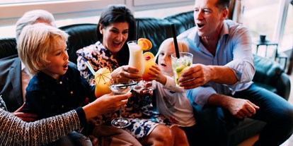 Familienhotel - Verpflegung: alkoholfreie Getränke ganztags inklusive - PLZ 82493 (Deutschland) - Wintergarten mit Cocktailbar - Pitzis Kinderhotel