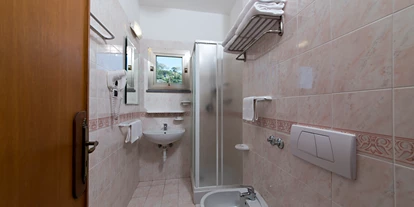 Familienhotel - Kinderbecken - Isola d´Ischia - Badezimmer im Zimmer mit Balkon - Family Spa Hotel Le Canne-Ischia