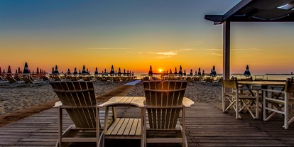 Familienhotel - Umgebungsschwerpunkt: Strand - Zadina di Cesenatico - Privatstrand im Morgengrauen - Hotel Roxy & Beach