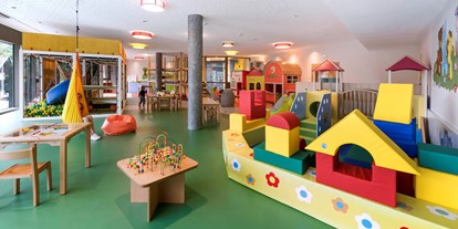 Familienhotel - Pools: Schwimmteich - Südtirol - Indoor-Spielwelt - Quellenhof Luxury Resort Passeier