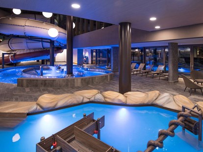 Familienhotel - Pools: Infinity Pool - Family Acqua Parc mit Rutsche und Kleinkinderpool - Quellenhof Luxury Resort Passeier