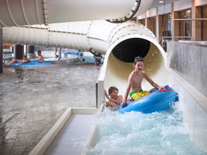 Familienhotel - Schwimmkurse im Hotel - Oberbozen - Ritten - Wasserrutsche - Quellenhof Luxury Resort Passeier