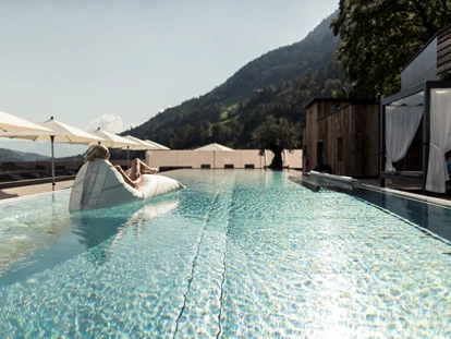 Familienhotel - Pools: Schwimmteich - Vals - Mühlbach - Quellenhof Luxury Resort Passeier