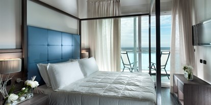 Familienhotel - Rimini - Doppelzimmer mit Balkon und Meerblick - Hotel Lungomare