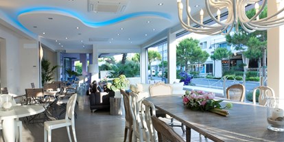 Familienhotel - Umgebungsschwerpunkt: Strand - Zadina di Cesenatico - Sitzbereich beim Hoteleingang - Hotel Lungomare