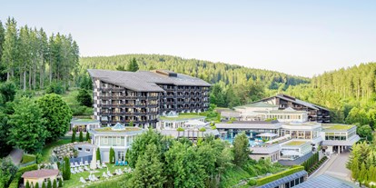 Familienhotel - Garten - PLZ 79674 (Deutschland) - Das Ferienhotel Vier Jahreszeiten am Schluchsee liegt auf knapp 1.000 Meter Höhe, herrlich ruhig mit einem Panoramablick auf die traumhafte Schwarzwaldnatur, umgeben von idyllischen Tälern und Hügeln.
 - Vier Jahreszeiten am Schluchsee