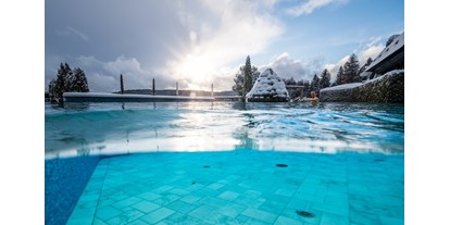 Familienhotel - Babysitterservice - Schluchsee - Außenpool im Winter - Vier Jahreszeiten am Schluchsee