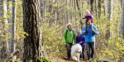 Familienhotel - Preisniveau: moderat - PLZ 79348 (Deutschland) - Familie bei einer Herbstwanderung im Schwarzwald - Vier Jahreszeiten am Schluchsee