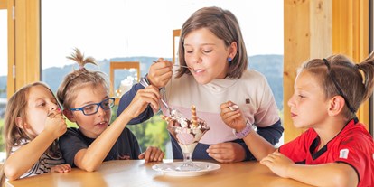 Familienhotel - Preisniveau: moderat - PLZ 79348 (Deutschland) - Kinder beim Eis essen im Café - Vier Jahreszeiten am Schluchsee