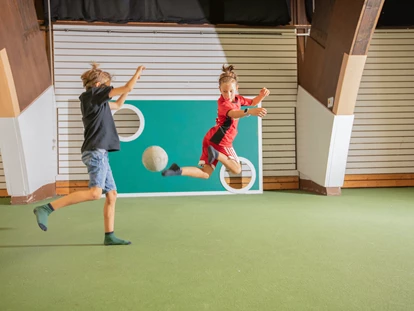Familienhotel - Suiten mit extra Kinderzimmer - Freiburg im Breisgau - Jungs in der Sporthalle beim Kicken - Vier Jahreszeiten am Schluchsee