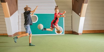 Familienhotel - Teenager-Programm - PLZ 79859 (Deutschland) - Jungs in der Sporthalle beim Kicken - Vier Jahreszeiten am Schluchsee