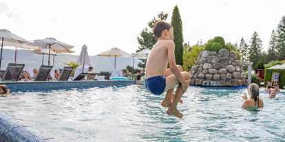 Familienhotel - Babysitterservice - Freiamt - Kind springt in den Pool - Vier Jahreszeiten am Schluchsee