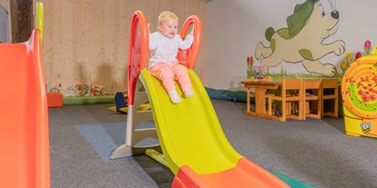 Familienhotel - Kinderbetreuung - PLZ 79865 (Deutschland) - Die Indoor-Spielhalle begeistert groß und klein - Vier Jahreszeiten am Schluchsee