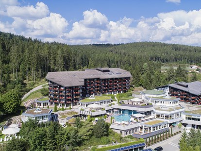 Familienhotel - WLAN - Schwarzwald - AußenWir sehen uns als Hotel, in dem sich jede Generation vom Kleinkind bis zu den Großeltern wohlfühlt, und möchten ein zweites Zuhause für unsere Gäste sein. Ein Ort der Ruhe und Entspannung, der Beständigkeit und herzlichen Gastfreundschaft, aber auch der Inspiration und stetigen Weiterentwicklung.ansicht der Hotelanlage - Vier Jahreszeiten am Schluchsee