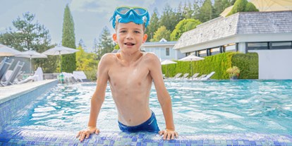Familienhotel - Kinderbetreuung - Freiamt - Kind im Pool - Vier Jahreszeiten am Schluchsee