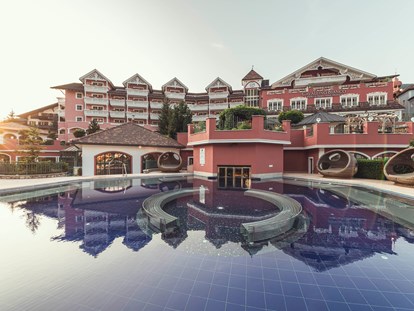 Familienhotel - Pools: Außenpool beheizt - Hafling - Cavallino Bianco Family Spa Grand Hotel