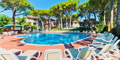 Familienhotel - Spielplatz - Venetien - Genießen Sie die Sonne, oder etwas Schatten, an unserem Pool der aus verschiedenen Eben ist, und direkt gegenüber vom Meer ☺ - PARK HOTEL PINETA - Family Relax Resort