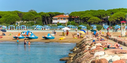 Familienhotel - Wellnessbereich - Venetien - Unser Hotel ist das einzige Hotel in Eraclea Mare was direkt am Strand liegt, so können Sie mit Ihren Kindern dorthin gehen ohne gefährliche Straßen zu überqueren.
Urlaub ist auch das, sich über nichts Sorgen machen zu müssen! ☺ - PARK HOTEL PINETA - Family Relax Resort