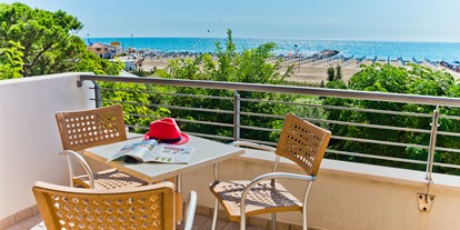 Familienhotel - Wellnessbereich - Venetien - All unsere Unterbringungen haben eine Terrasse oder Balkon, somit können Sie die Sonne auch direkt und in aller ruhe von Ihrem Zimmer genißen ☺ - PARK HOTEL PINETA - Family Relax Resort