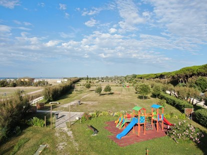 Familienhotel - Garten - Lignano Sabbiadoro - Zuätzlich zu unserer Anlage, steht Ihnen auch ein 5000 mq Spielplatz noch zur verfügung. 
Zwischen dem Hotel und dem Meer können Ihre Kinder viel spaß bei unserem privatem Mini-Golf haben, oder sie können Bogenschießen lernen ☺ - PARK HOTEL PINETA - Family Relax Resort