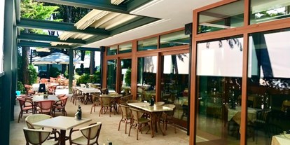 Familienhotel - Spielplatz - Venetien - Unsere Restaurant hat auch ein Teil direkt in den ruhige Garten des Hotel unten die Piniewald.  - PARK HOTEL PINETA - Family Relax Resort