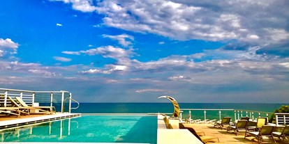 Familienhotel - Verpflegung: Frühstück - Italien - Auf unseren brandneuen Relax Solarium Terrasse bieten wir unseren grossen Gaesten (exklusiv fuer die Eltern) Relax und Erholung :-)!!! - PARK HOTEL PINETA - Family Relax Resort