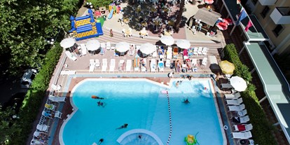 Familienhotel - Pools: Außenpool beheizt - Lido Di Savio - Unser Garten mit gewärmtes Pool, Restaurant und Bar - Club Family Hotel Executive